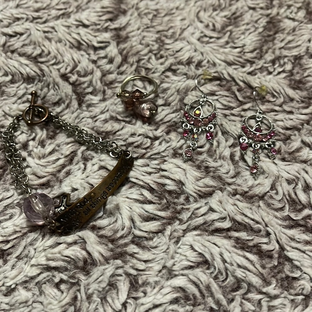 Women’s 3 piece jewelry.